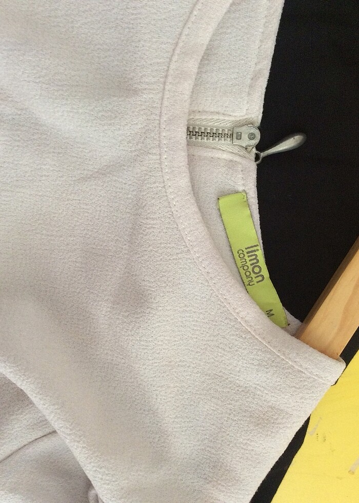 Üstü kırem rengi etek kısmı siyah elbise - Görsel 4