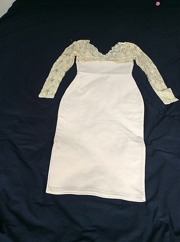 Dantelli abiye elbise arkası ve önü ve yakalı içinde sütyeni var - Görsel 2