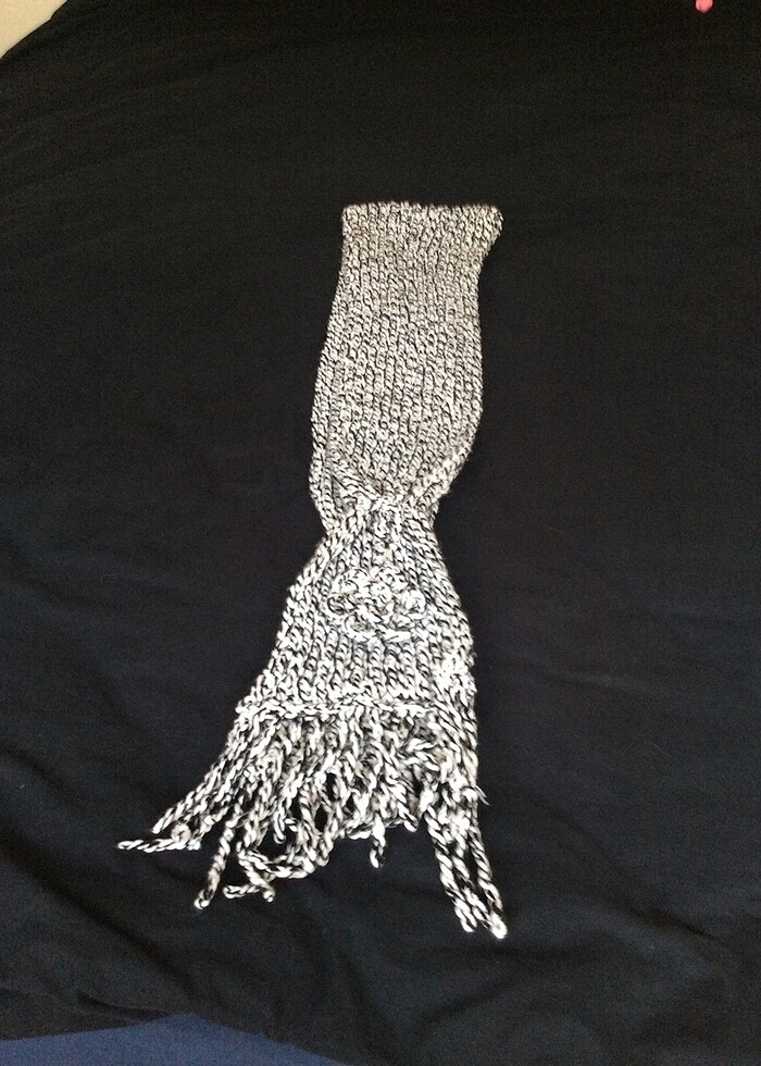 Siyah beyaz çok güzel bir atkı - Görsel 2