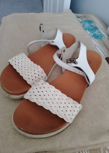 Beyaz Hakiki Deri Örgü Detaylı Tokalı Kadın Sandalet - Görsel 3