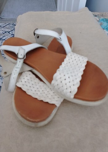 Beyaz Hakiki Deri Örgü Detaylı Tokalı Kadın Sandalet - Görsel 2