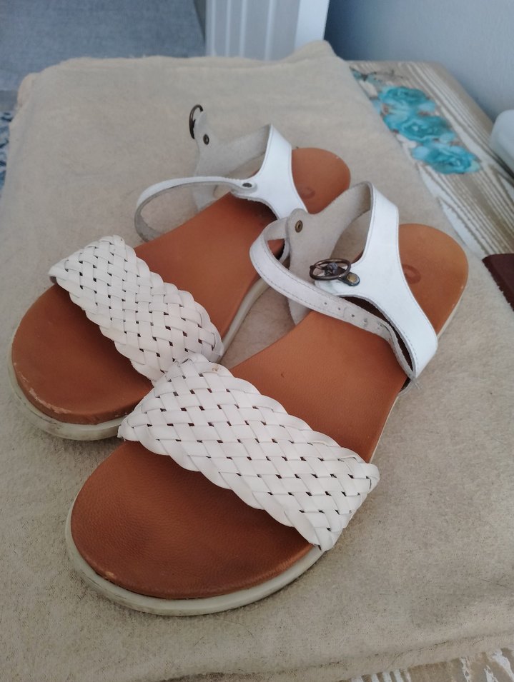 Beyaz Hakiki Deri Örgü Detaylı Tokalı Kadın Sandalet - Görsel 3