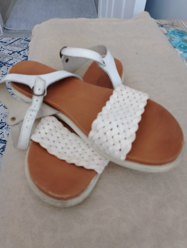 Beyaz Hakiki Deri Örgü Detaylı Tokalı Kadın Sandalet - Görsel 2