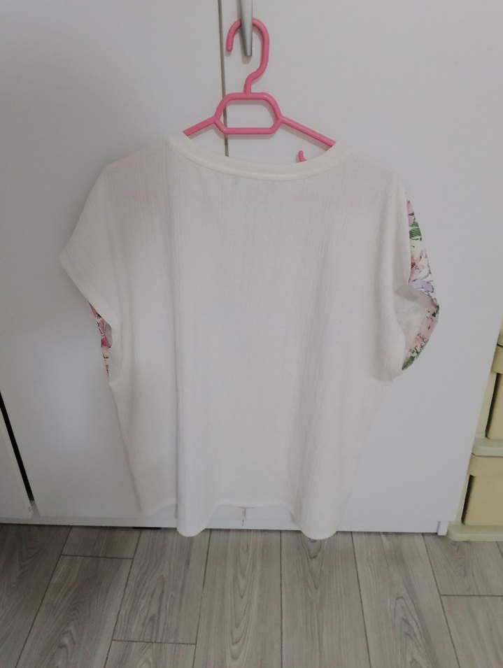 Pembe Çiçek Desenli Kısa Kollu Bluz - Görsel 2