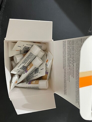 La Roche Posay Orijinal Renkli 15 adet 3 ml renkli güneş kremi