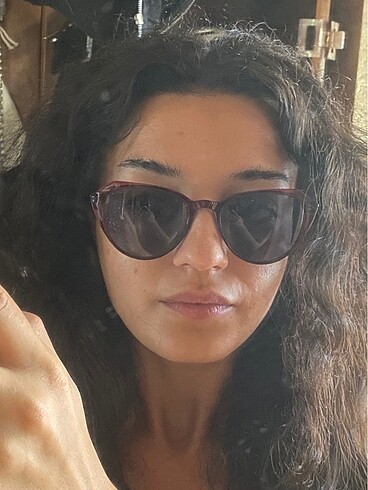Kırmızı borda güneş gözlüğü