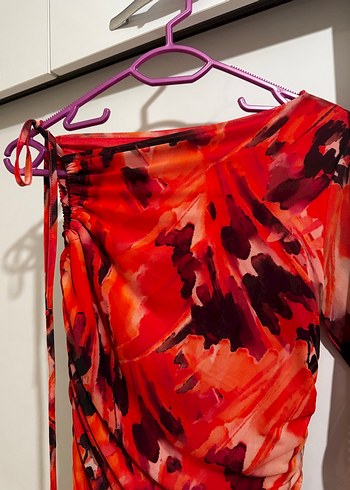 Kırmızı Batik Desenli Uzun Drapeli Elbise - Görsel 3