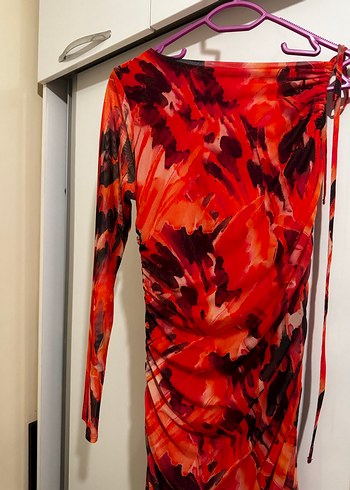 Kırmızı Batik Desenli Uzun Drapeli Elbise - Görsel 6