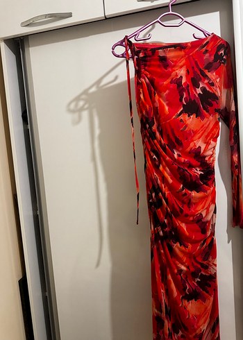 Kırmızı Batik Desenli Uzun Drapeli Elbise - Görsel 2