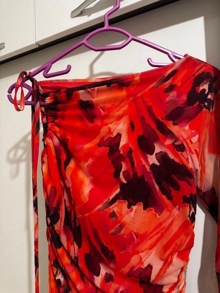 Kırmızı Batik Desenli Uzun Drapeli Elbise - Görsel 3