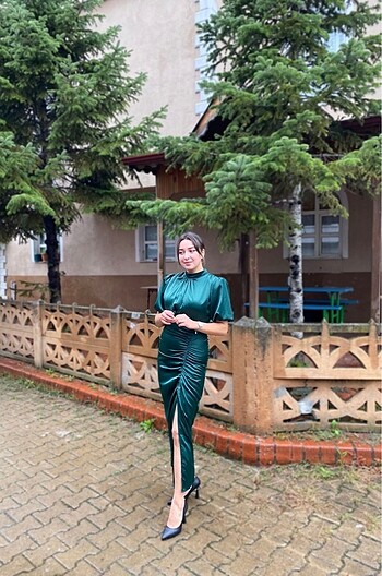 Kısa Kol Saten Önden Yırtmaçlı Drape Gage Kadın Zümrüt Elbise