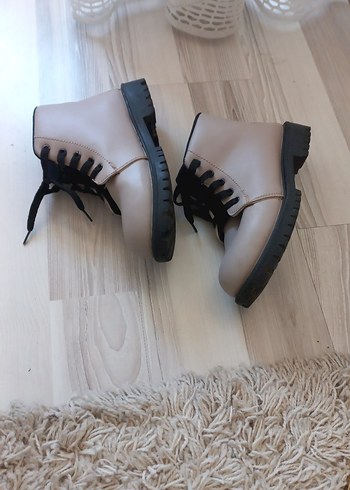 LC Waikiki Bej çocuk bot bir defa giyildi dar geldiği için satıyorum