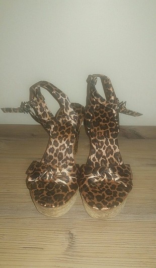 Leopar desenli dolgu topuk