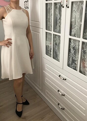 Beyaz yaka detaylı elbise