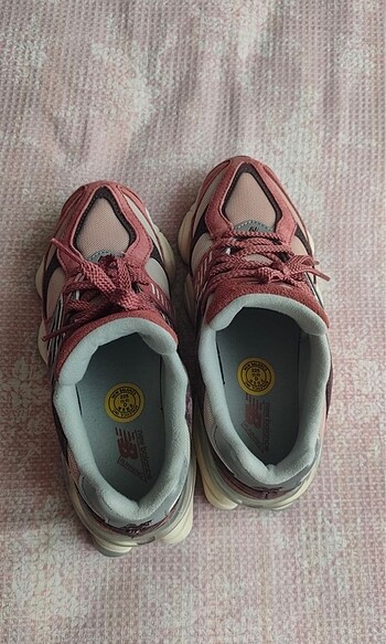 37 Beden kırmızı Renk NEW BALANCE 9060