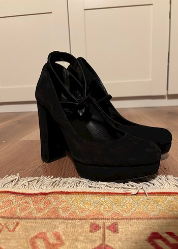 siyah topuklu ayakkabı - Görsel 4