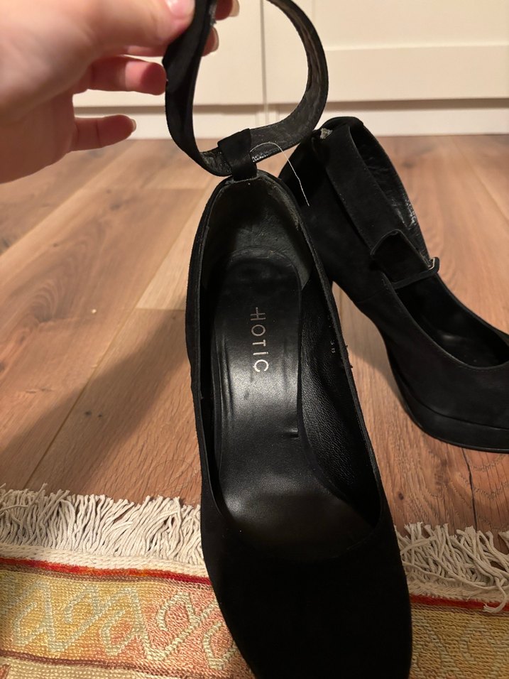 siyah topuklu ayakkabı - Görsel 3