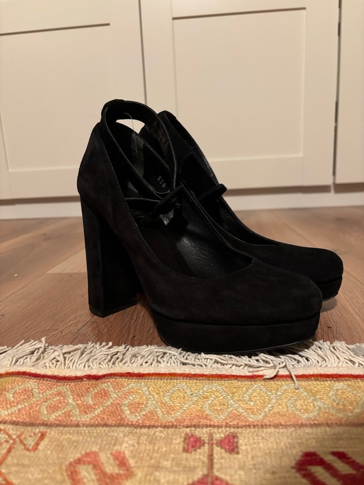 siyah topuklu ayakkabı - Görsel 4