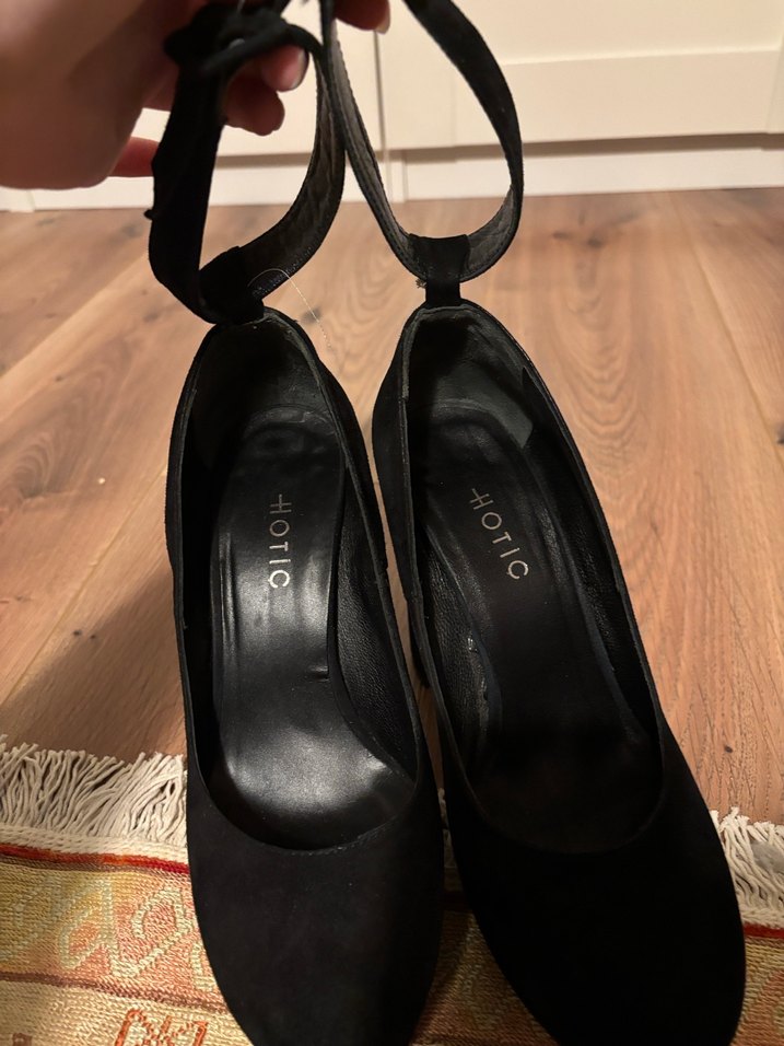 siyah topuklu ayakkabı - Görsel 2