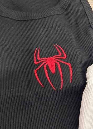 H&M Spider nakışlı crop