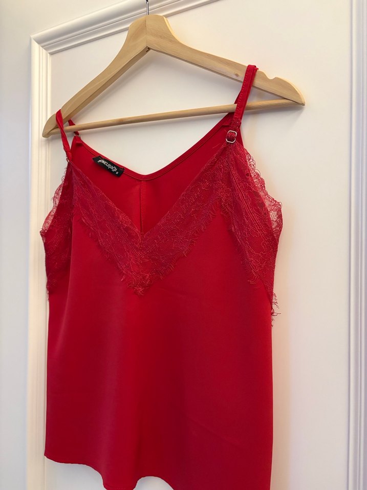 Dantel Detaylı Kırmızı V Yakalı Kadın Atlet - Görsel 4