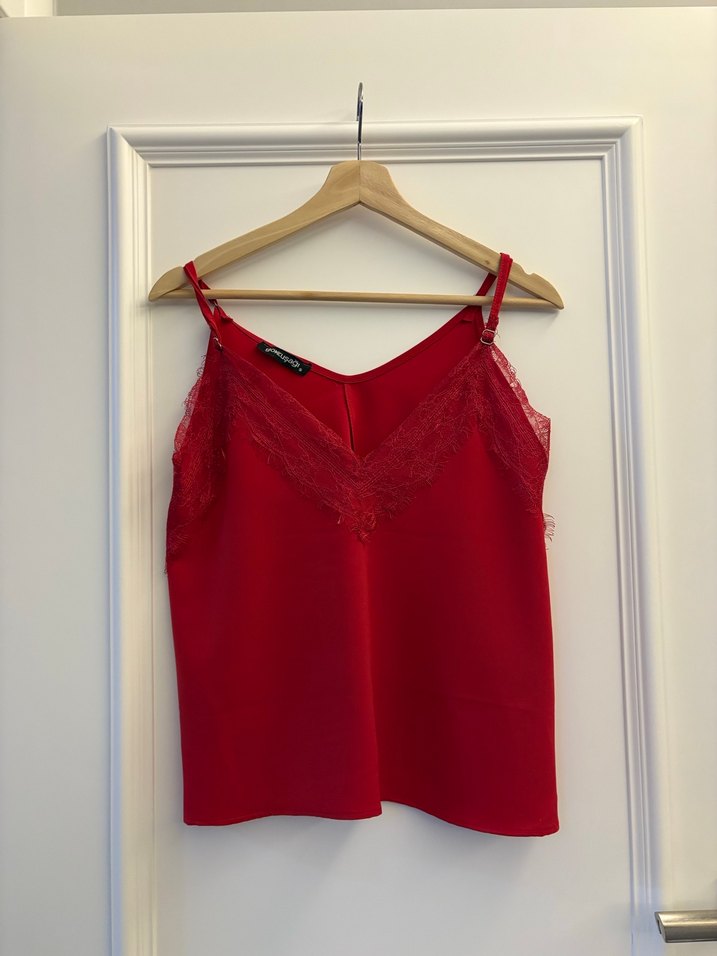 Dantel Detaylı Kırmızı V Yakalı Kadın Atlet - Görsel 3