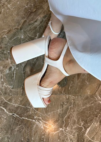 Beyaz Kareli Platform Topuklu Kadın Sandalet - Görsel 9
