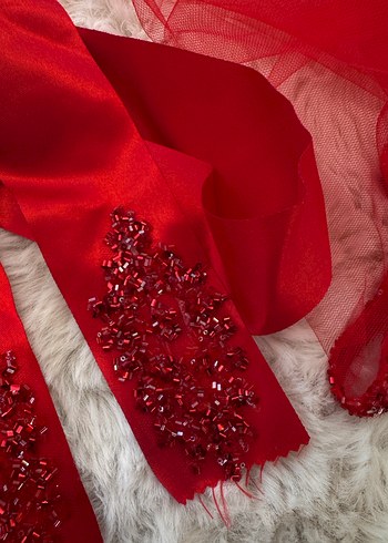 Kırmızı İşlemeli Drapeli kuşak duvak el gülü ve eldiven - Görsel 3