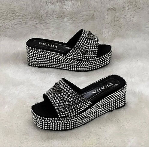 Prada taşlı terlik