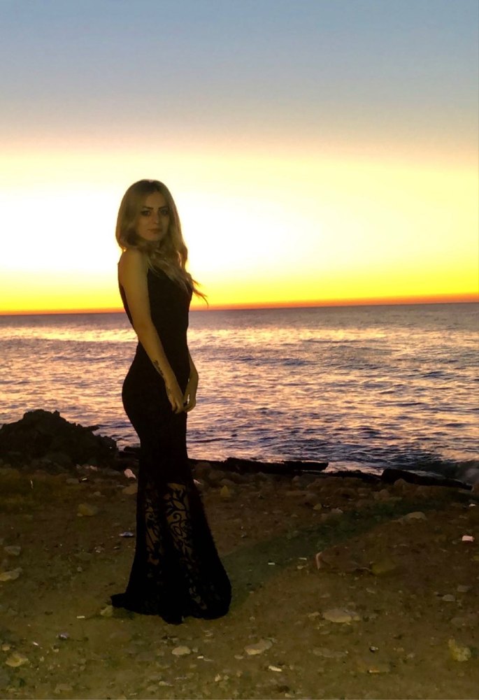 Siyah Dantel İşlemeli Uzun V Yaka Elbise - Görsel 4