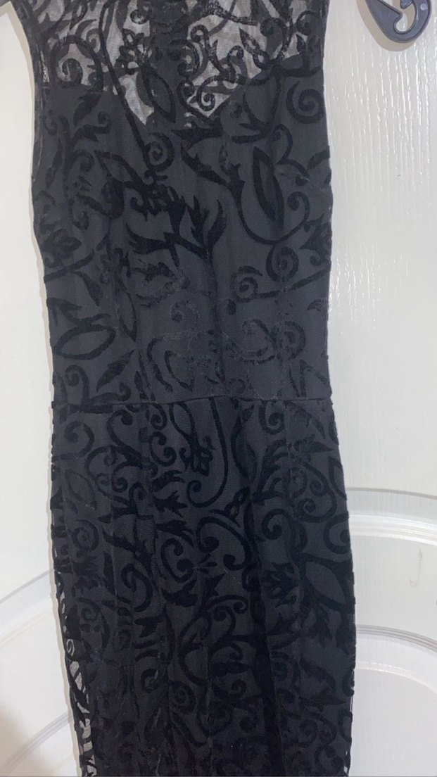 Siyah Dantel İşlemeli Uzun V Yaka Elbise - Görsel 2