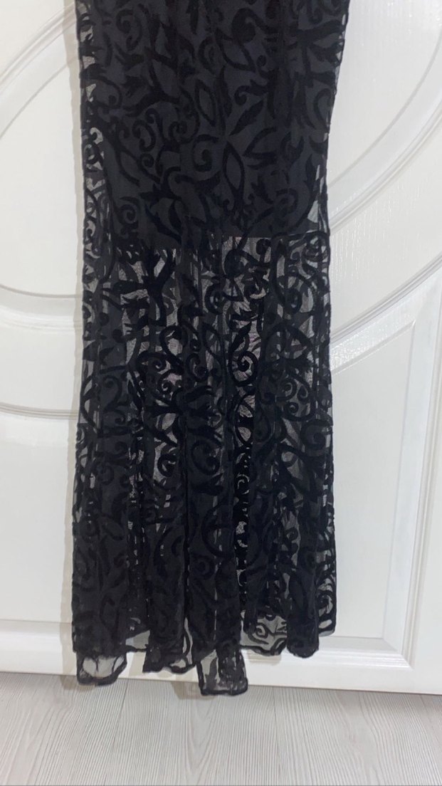 Siyah Dantel İşlemeli Uzun V Yaka Elbise - Görsel 3