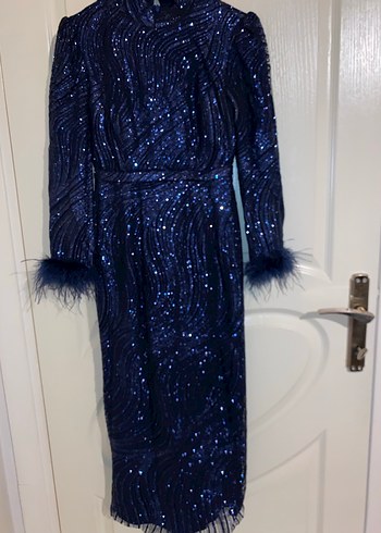 Tüylü Detaylı Lacivert Uzun Abiye Elbise - Görsel 4