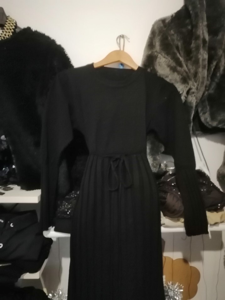 Uzun Kollu Siyah Piliseli Triko Elbise - Görsel 2