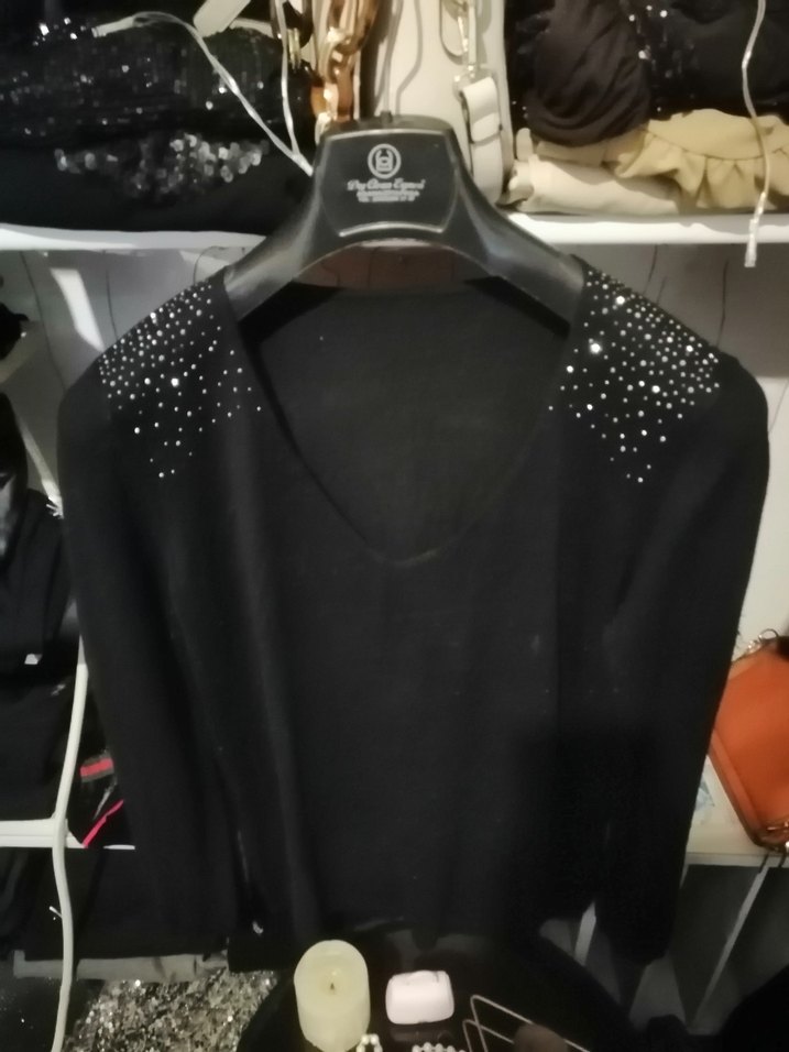 Siyah V Yaka Uzun Kollu Pul Detaylı Kazak - Görsel 2