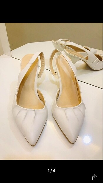 Beyaz kısa topuklu ayakkabı
