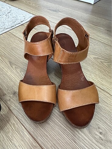 Lumberjack Az kullanılmış deri dolgu topuk sandalet