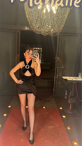 Zeynep Tosun Gece elbisesi