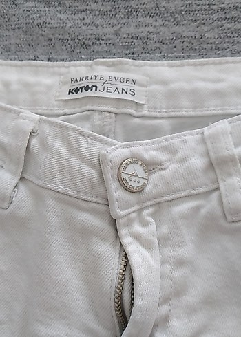26 Beden Kadın Beyaz Düğmeli Mini Denim Şort