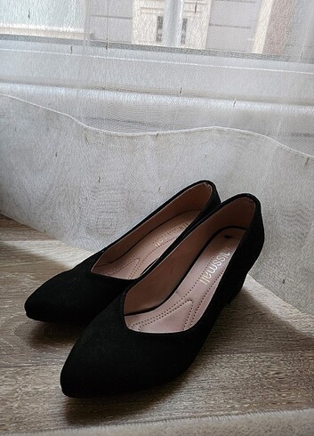 Kısa topuklu (5 cm) siyah süet ayakkabı.