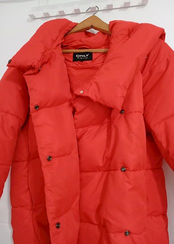 Kırmızı Düğmeli Kadın Kışlık Mont - Görsel 2