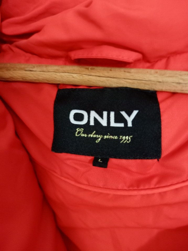 Kırmızı Düğmeli Kadın Kışlık Mont - Görsel 3