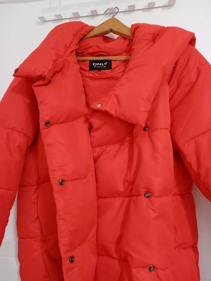 Kırmızı Düğmeli Kadın Kışlık Mont - Görsel 2
