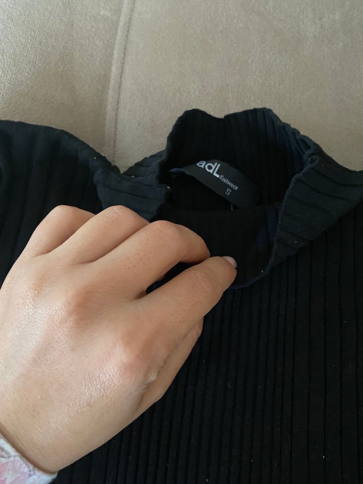 Düğmeli Siyah Yüksek Yakalı likralı tişört - Görsel 3