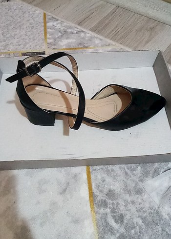 40 Beden Siyah kısa topuklu carpmaz bagcıklı Ayakkabı
