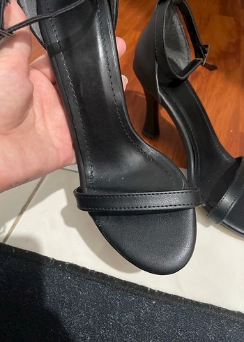 Siyah Tokalı İnce Topuklu Kadın Ayakkabı - Görsel 2