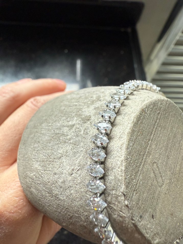 Parlak Beyaz Minimalist Kadın Bileklik - Görsel 2