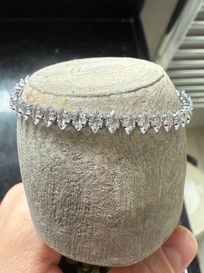 Parlak Beyaz Minimalist Kadın Bileklik - Görsel 3