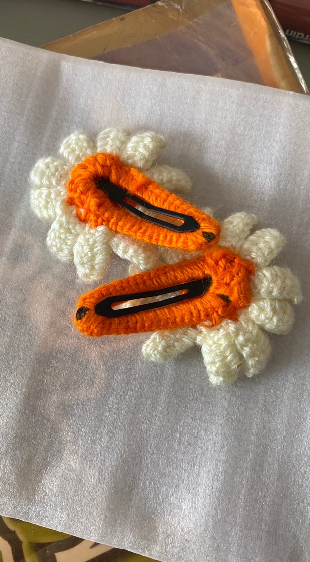 Örgü Beyaz Turuncu Papatya Çocuk Toka - Görsel 3