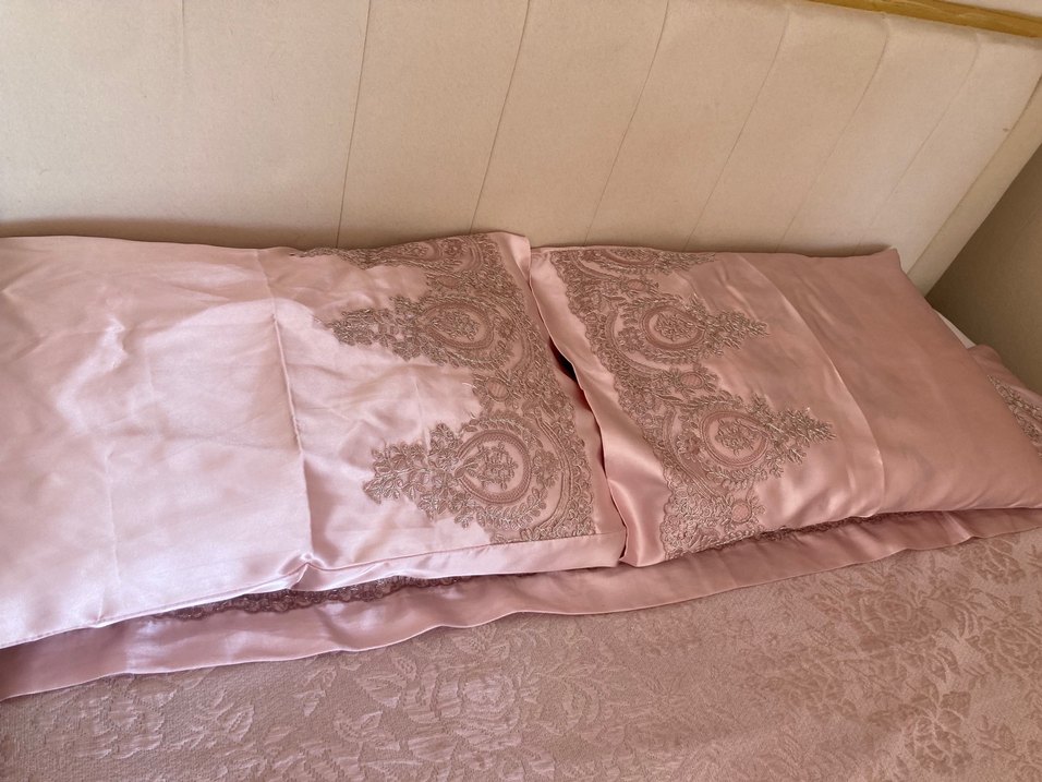 Nakışlı Pembe Yatak Örtüsü - Görsel 3